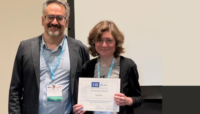 Prof. Nadja Klein nimmt die Urkunde des Mitchell-Preis 2024 der International Society for Bayesian Analysis in Empfang