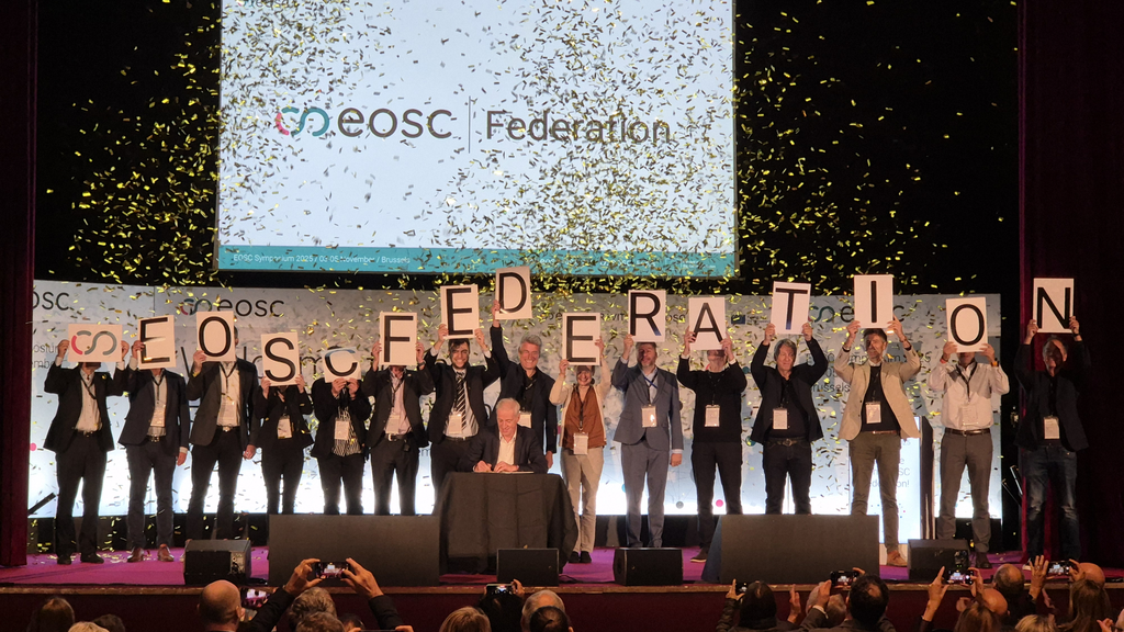 Teilnehmende unterzeichnen feierlich das gemeinsame MoU auf dem EOSC-Symposium