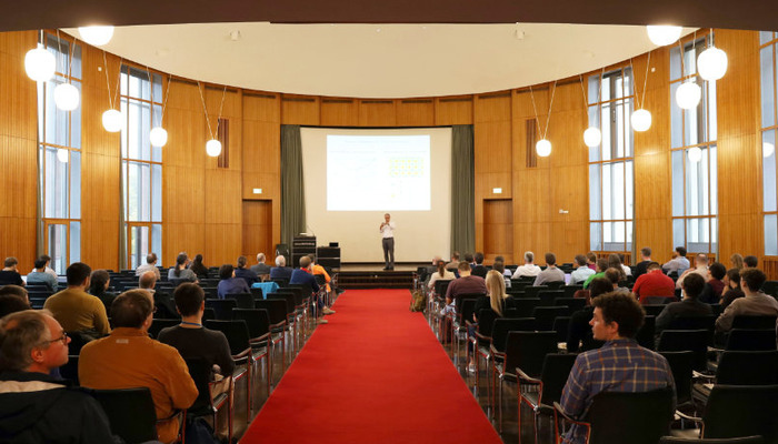 Teilnehmende im Konferenzsaal beim 10. bwHPC-Symposium in der Uni Freiburg